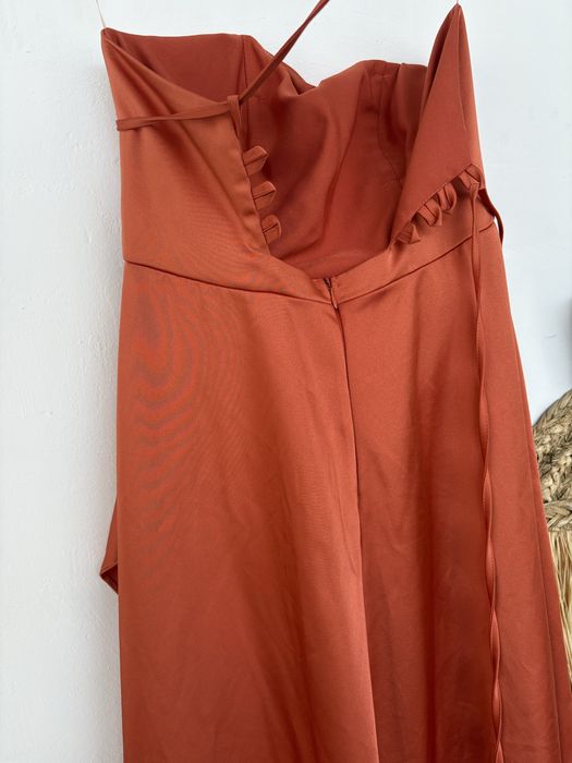 Елегантна дълга оранжева рокля с ефектна кройка