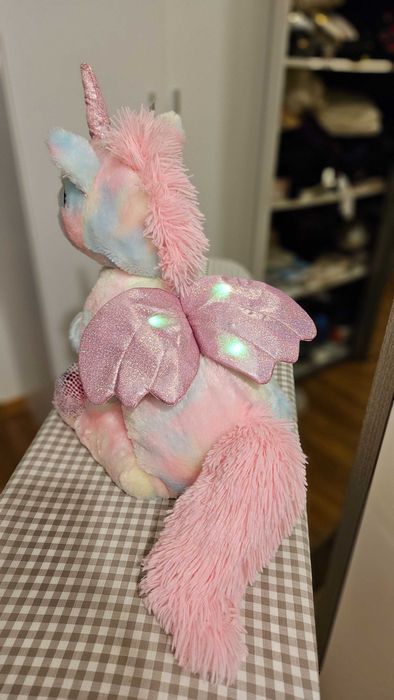 Jucarie plus UNICORN cu lumini si sunete marime medie ca NOUA