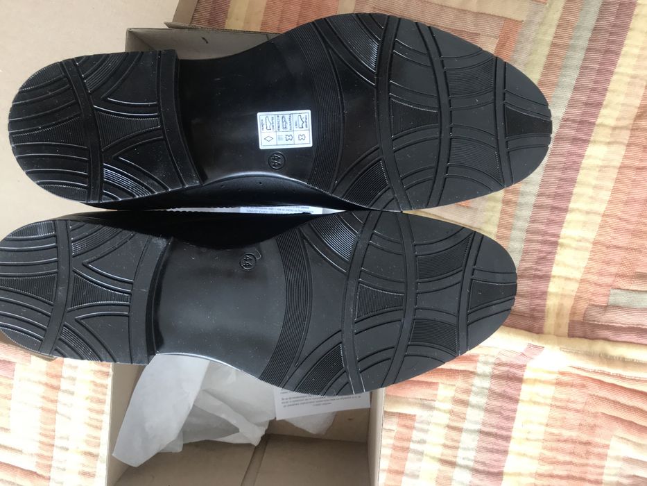 Налични  .  Обувки  от  естественна  кожа  / номер  44  на  дупки    .