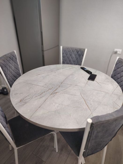 Продается стол со стулями