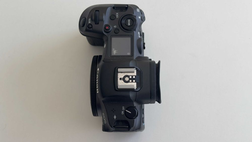 Фотоапарат Canon EOS R5 тяло с оригиналната батерия