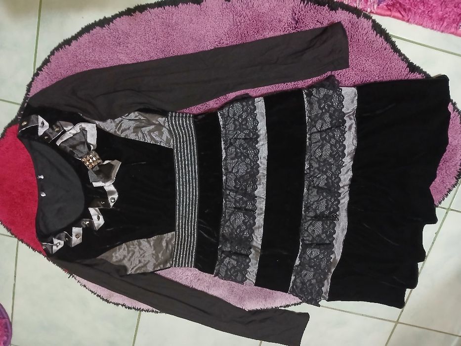 Rochite mărimea s m,foarte frumoase ,în stare impecabila