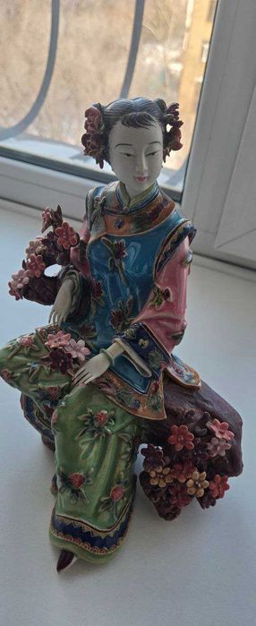 Китайская ваза и статуэтки