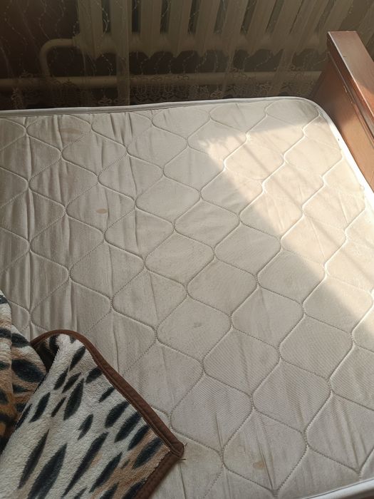 Кровать с матрасом