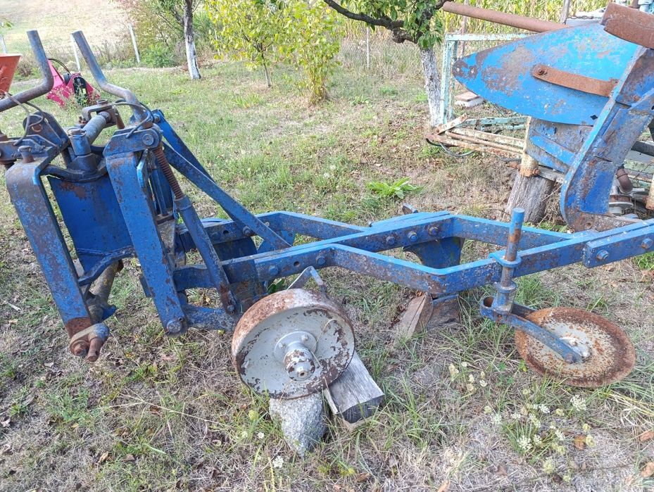Vând plug 3 trupite și pompa de ierbicidat