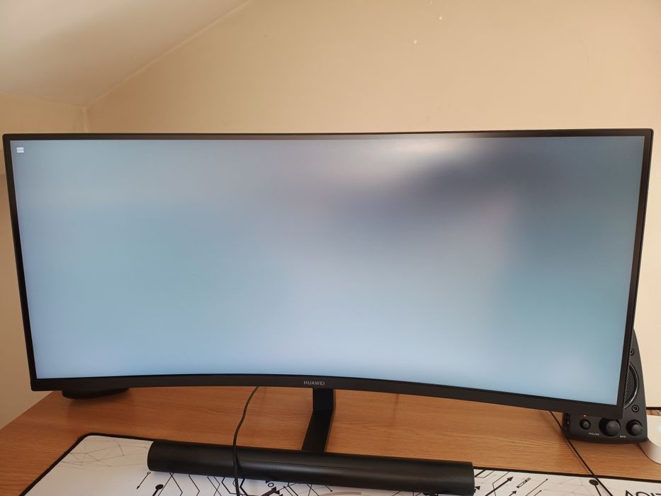 Monitor curbat 165Hz