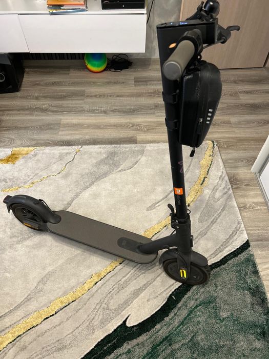 Vând Trotineta electrica Xiaomi Mi Electric Scooter Essential.