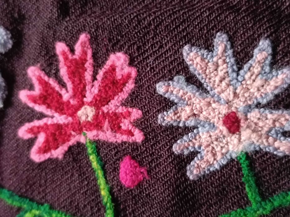 Автентична престилка с флорални мотиви