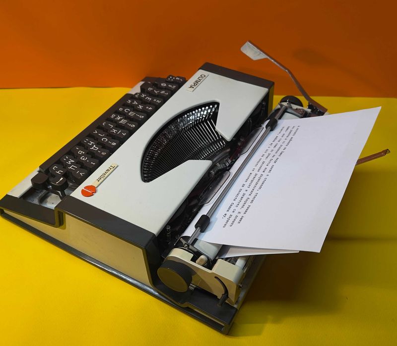 Пишеща Машина Olympia Traveller Клавиатура КирилицаТоп Състояние