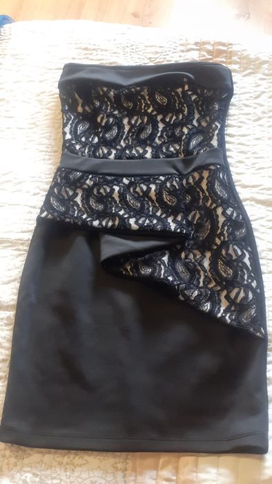 Къса черна рокля с дантела