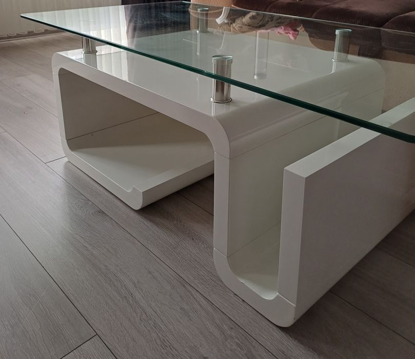 Стъклена холна маса