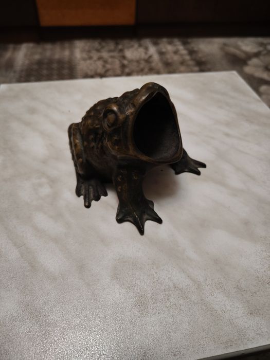 Пепельница, бронзовая лягушка.