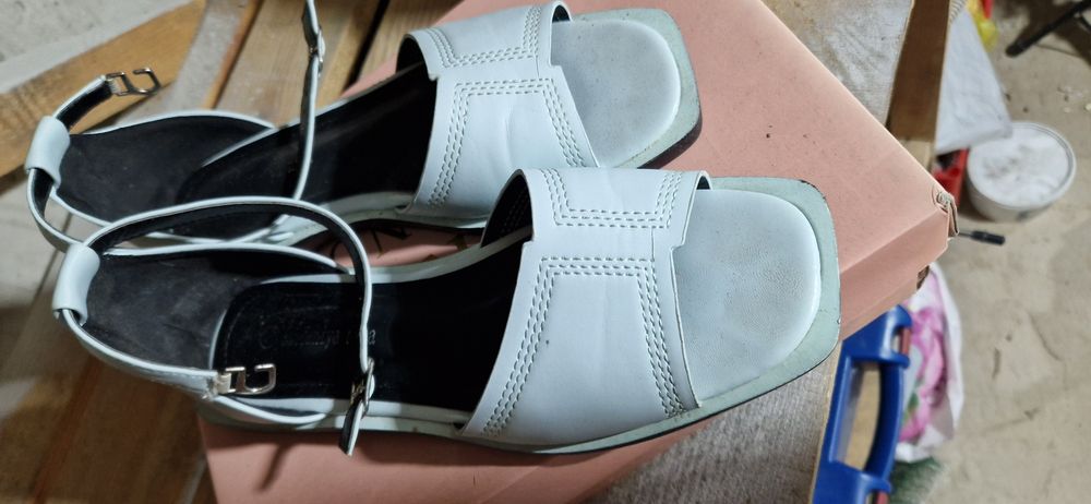 Сандалии голубого цвета