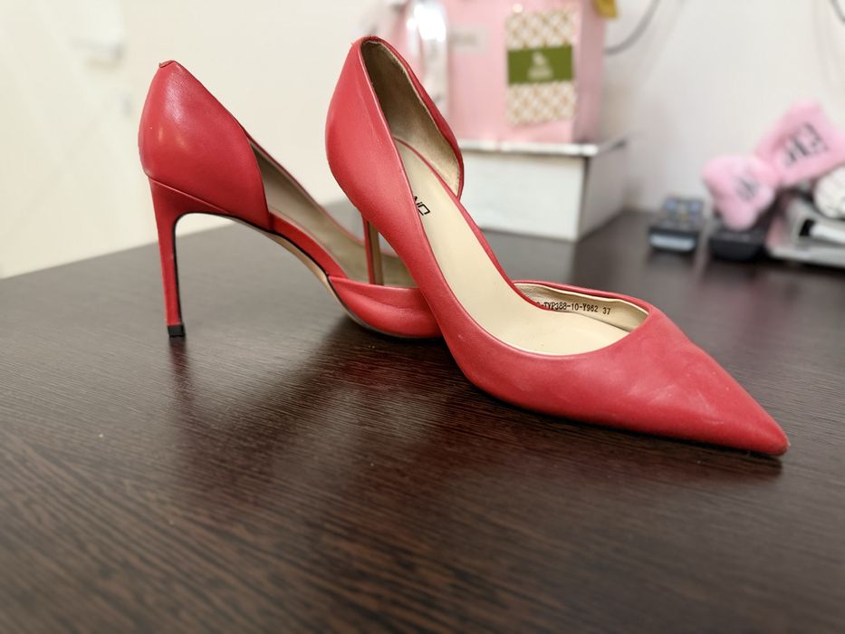 Продаются туфли красные