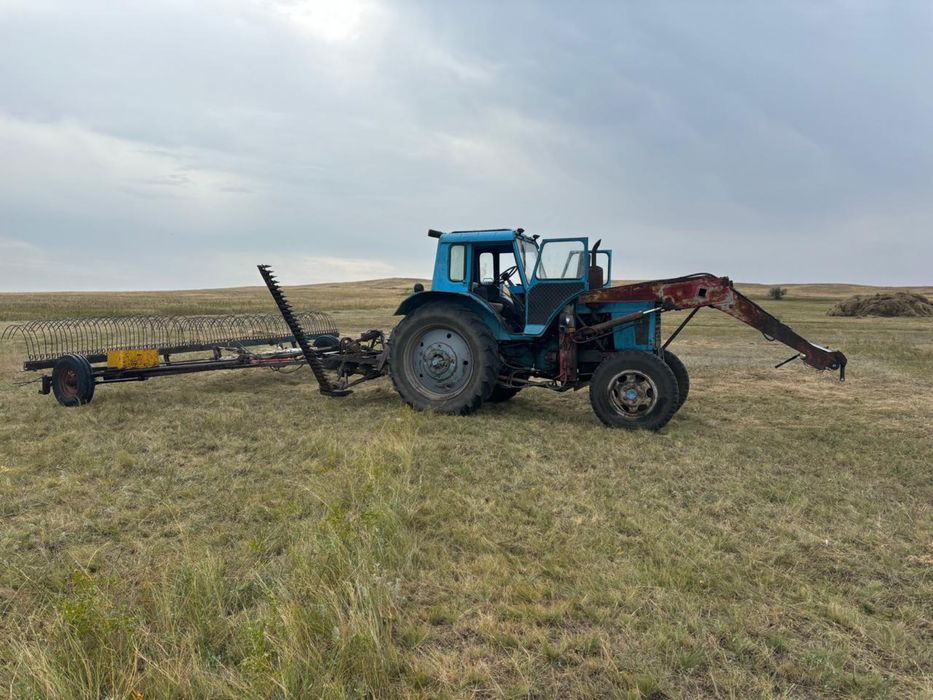 Продам трактор колесный МТЗ-82 вместе с двумя прицепами