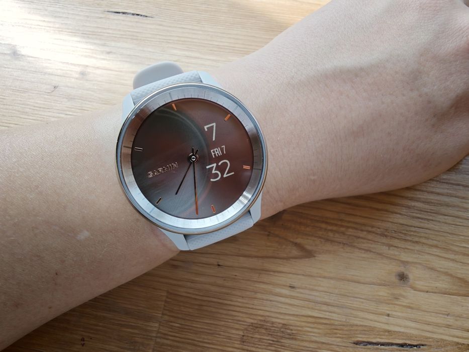 Продам часы Garmin Vivomove Trend
