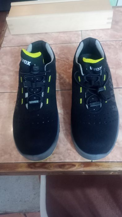 Pantofi cu bombeu Uvex.