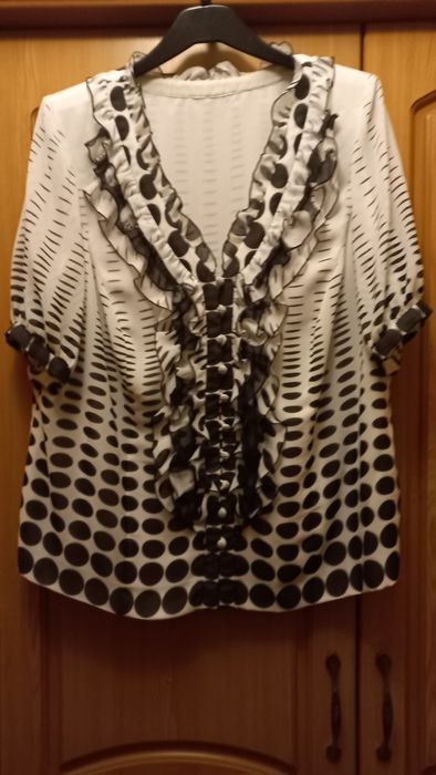 Женская нарядная кофточка из креповой ткани.Вторая -бесплатно