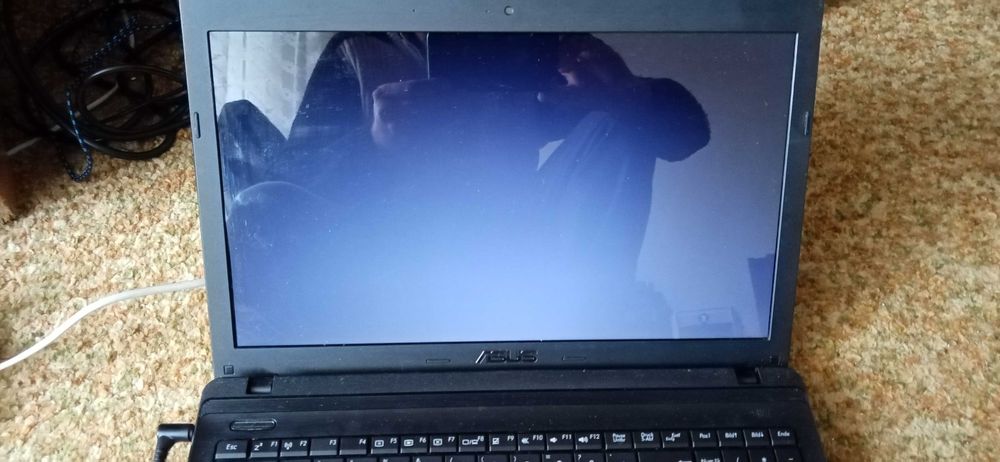 Продавам Лап топ asus
