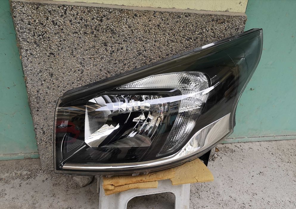 Оригинален фар Опел Виваро  Opel Vivaro