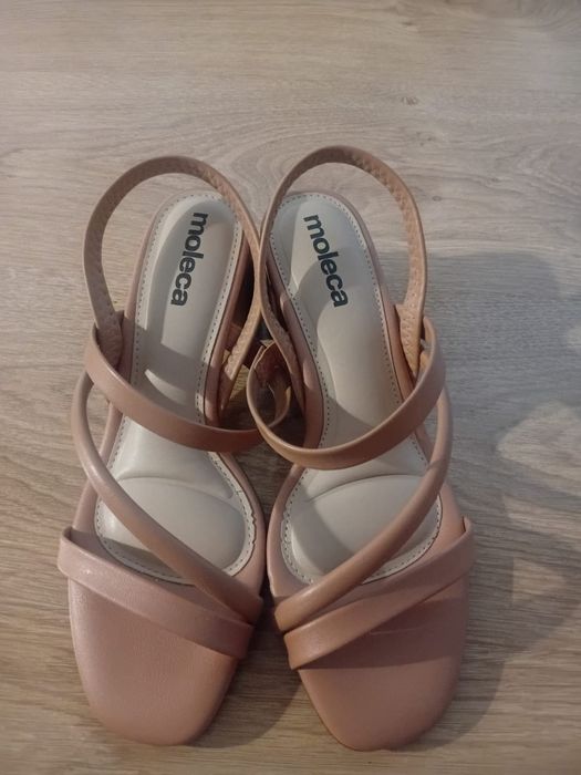 Босоножки бренда Moleca