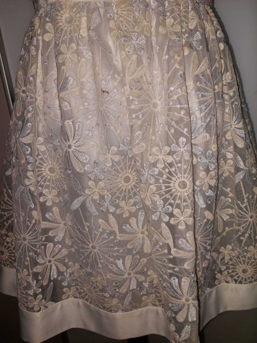 Rochie superba in clos cu broderie argintie si ivory aplicatii florale
