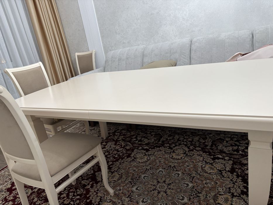 Стол деревянный в гостиную