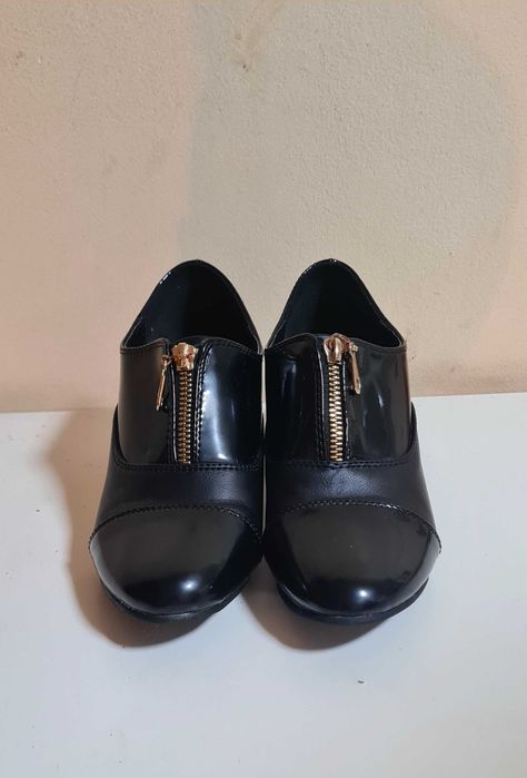 Pantofi cu toc și fermoar