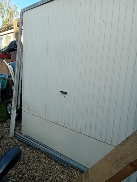 Vând poarta de garaj