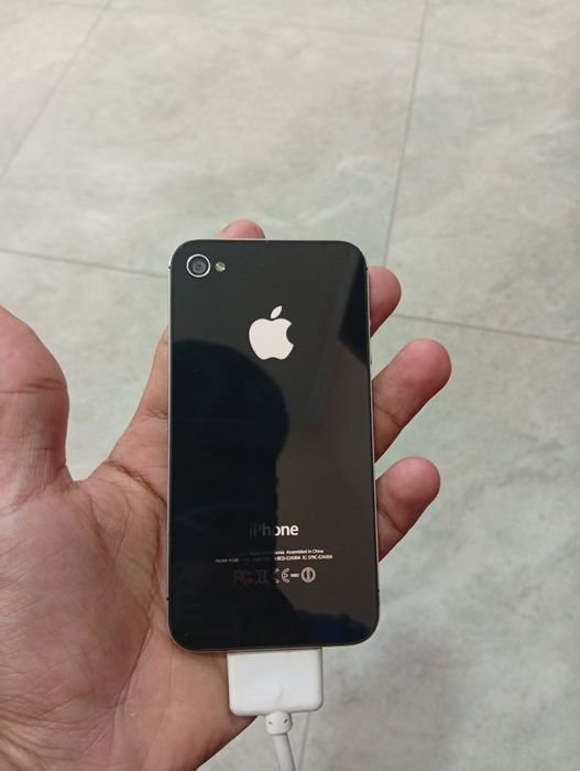 Apple Iphone 4  .