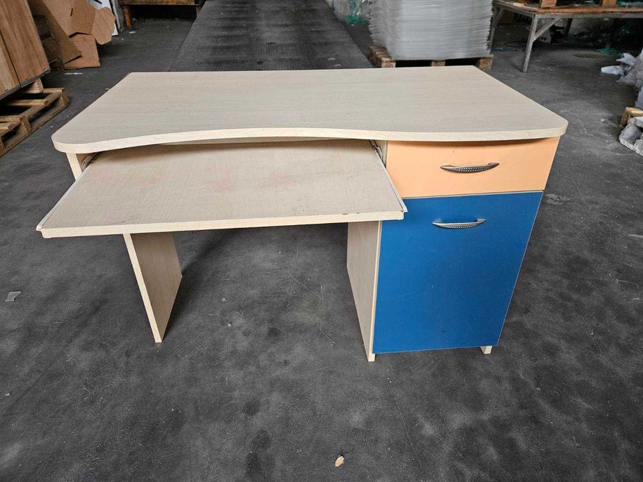 Продавам детско бюро