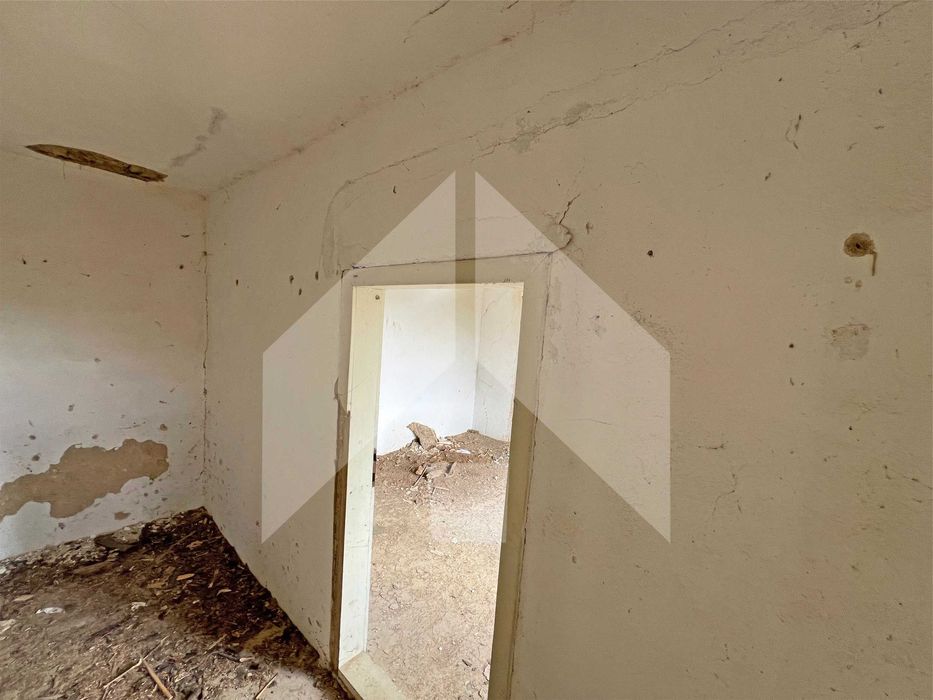 Продава тухлена селска къща в с. Мировци (общ. Нови пазар, обл. Шумен)