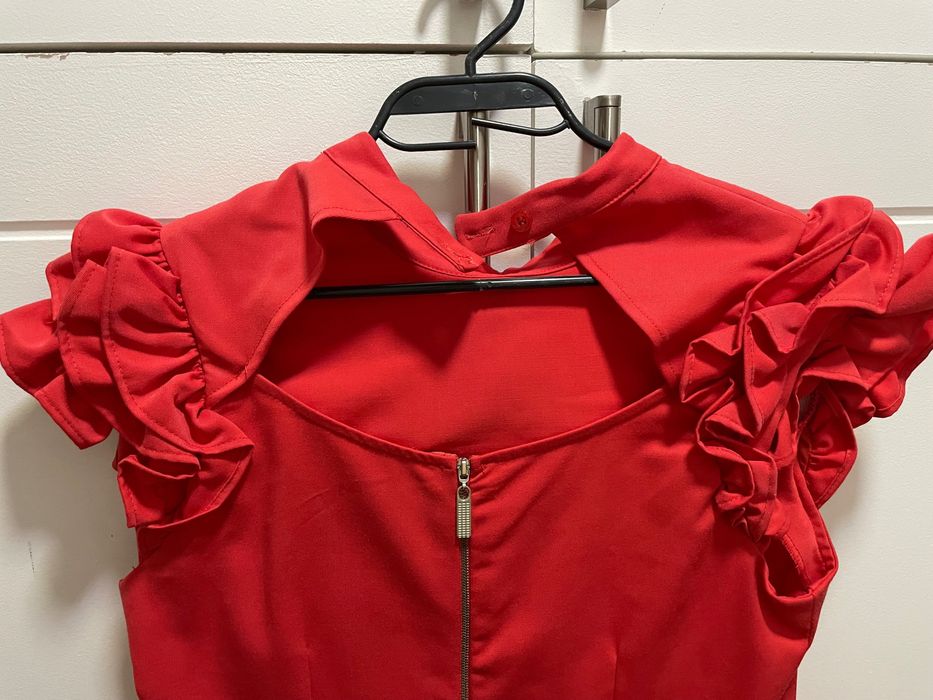 Червена къса рокля