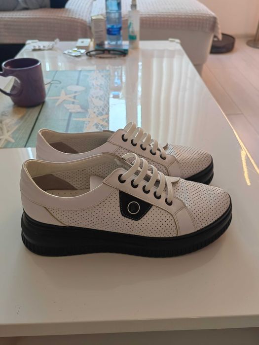 Продавам бели обувки от  ест .кожа