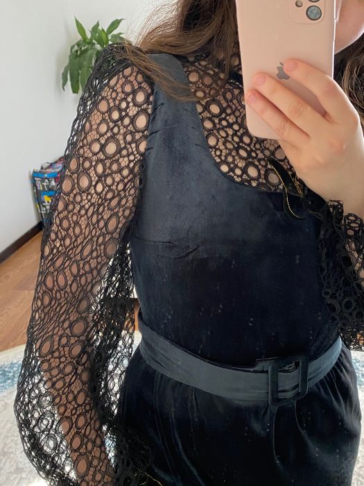 Женское платье цвета изумруд