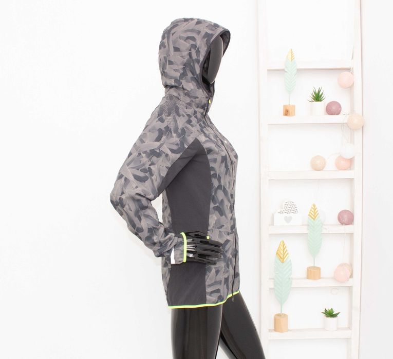 Nike оригинално дамско яке с качулка ветровка принт сиви пера бягане S