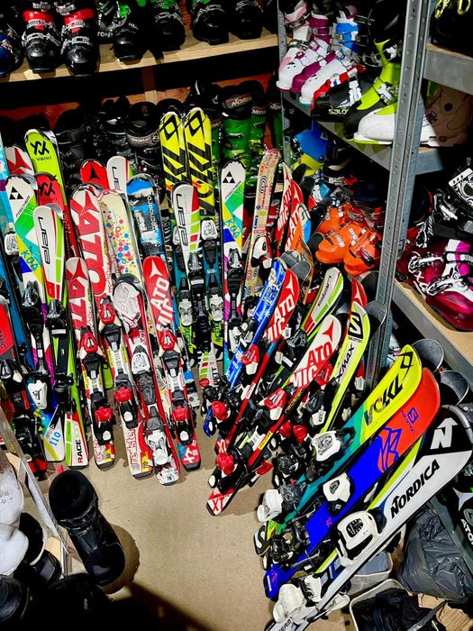 Schiuri copii skiuri adulți începători intermediari  avansati