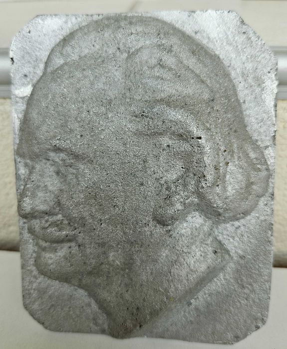 Бронзов барелеф на Г. Димитров