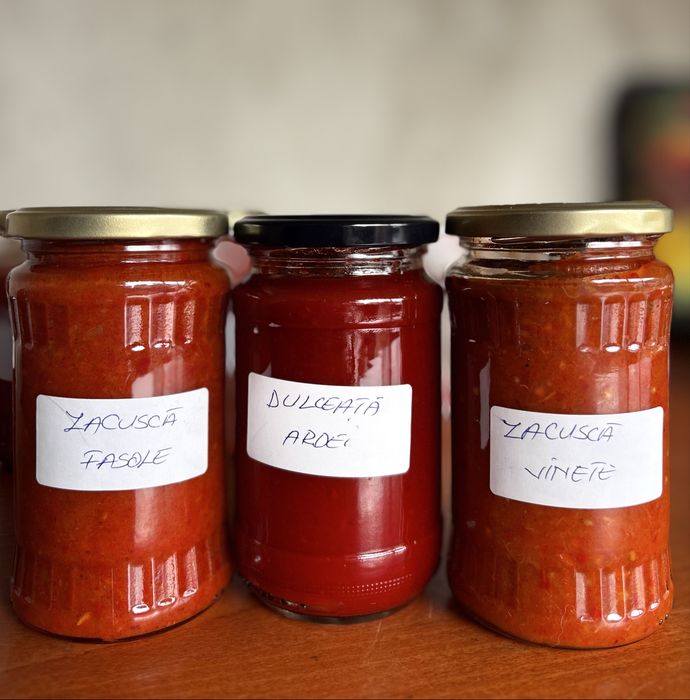 Zacuscă de vinete, zacuscă de fasole și dulceață de ardei iute – de casă!