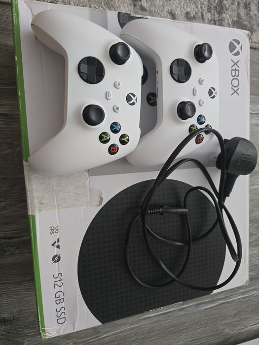 Xbox series S cu două manete ca nouă.