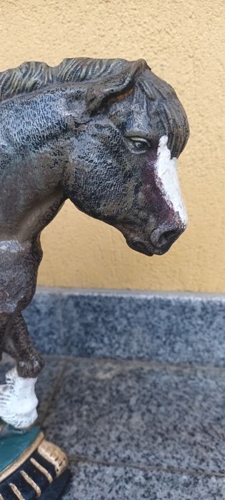 Statuie din Fonta , Opritor pentru Ușa