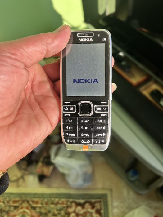 Nokia e72 с зарядно