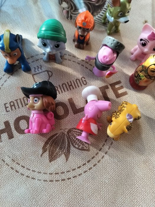 Малки играчки от шоколадови яйца и други