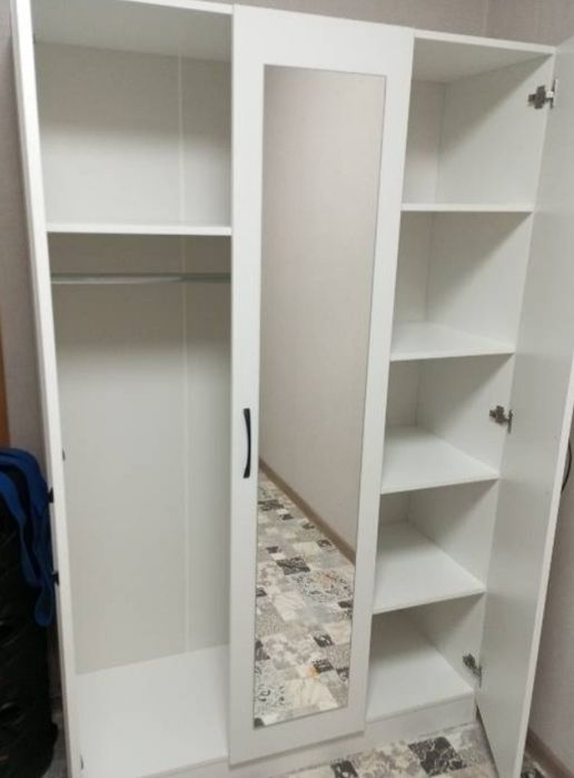 Шкаф продам белый зеркалом