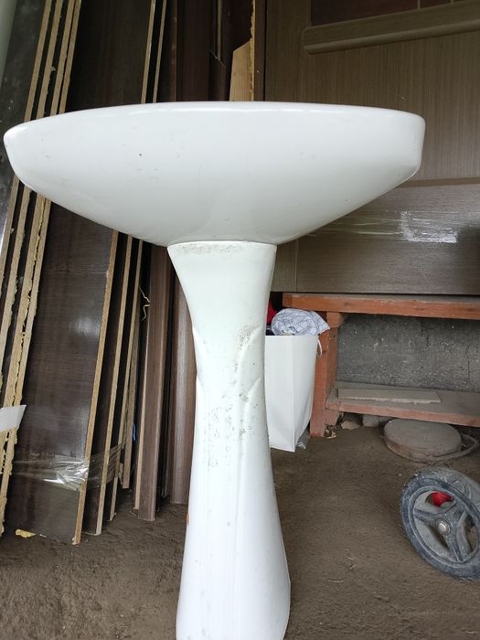 Раковина с ножкой.