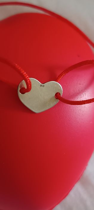 Bratara cu snur rosu in forma de inimioara