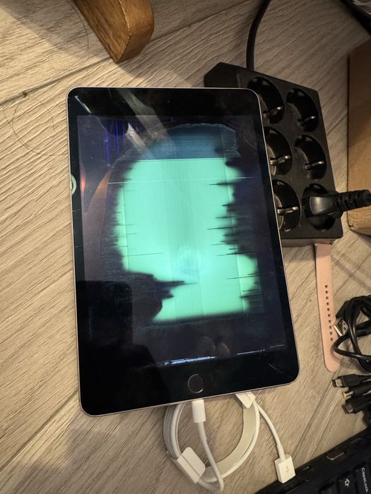 Ipad mini 4 A1538( fara cont )  de 128gb cu ecran spart