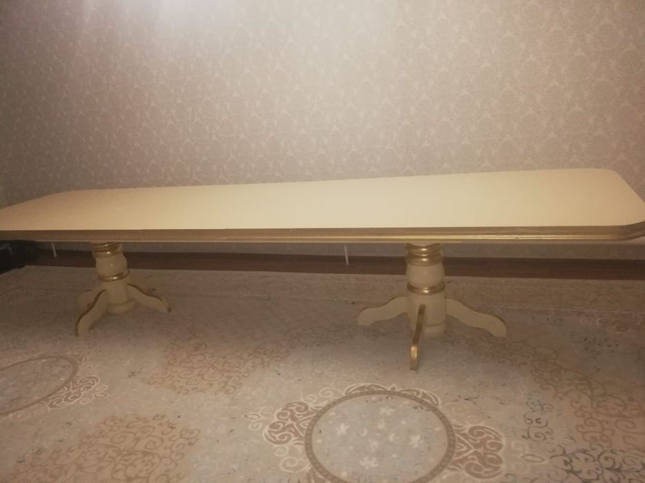 Стол и стулья продаются