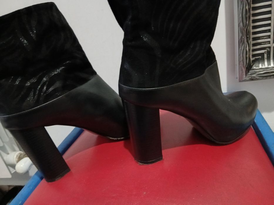 Ghete de dama din piele naturala marimea 38 in stare perfecta.
Nu au n