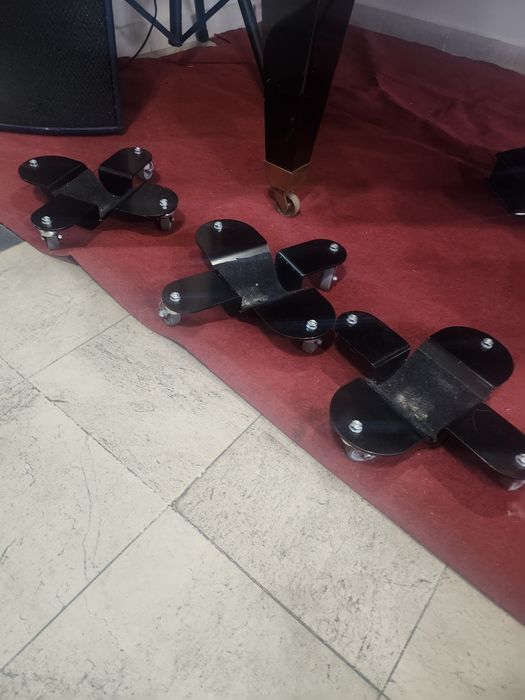 Колела за рояли за сцени